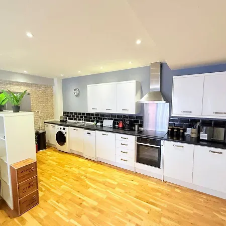 The Loft Sleeps 6 With Free Offstreet Parking Apartment *