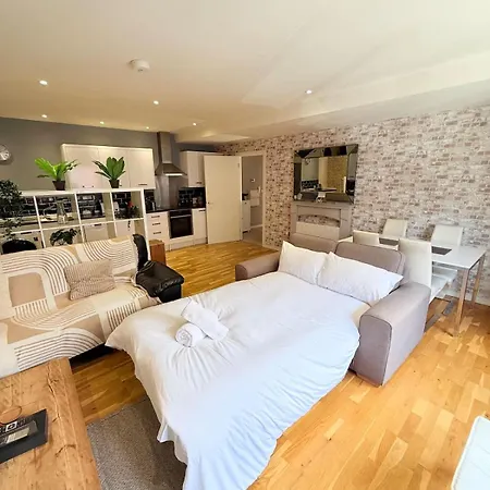 Apartment The Loft Sleeps 6 With Free Offstreet Parking *