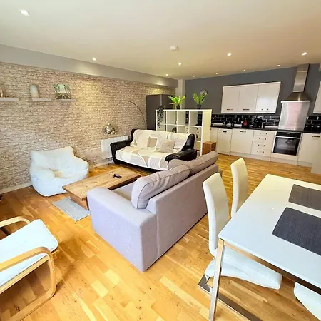 Apartment The Loft Sleeps 6 With Free Offstreet Parking Bristol