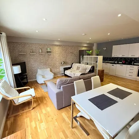 Apartment The Loft Sleeps 6 With Free Offstreet Parking *