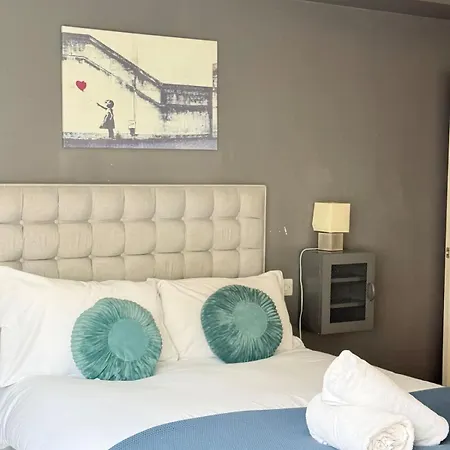 The Loft Sleeps 6 With Free Offstreet Parking Bristol