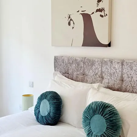 The Loft Sleeps 6 With Free Offstreet Parking Apartment