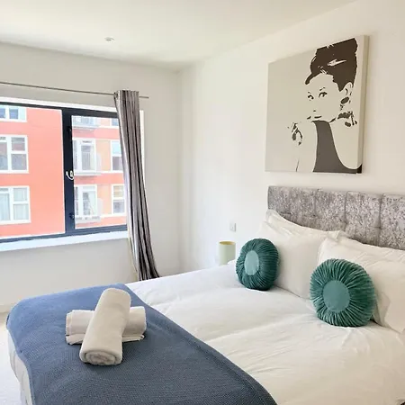 The Loft Sleeps 6 With Free Offstreet Parking Apartment