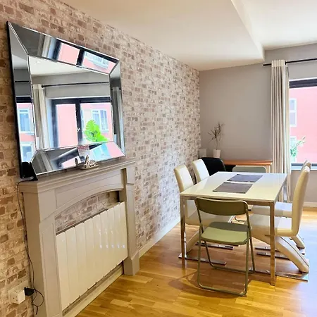 The Loft Sleeps 6 With Free Offstreet Parking *