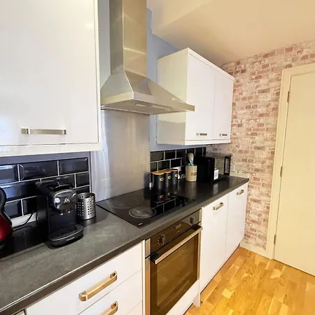 The Loft Sleeps 6 With Free Offstreet Parking