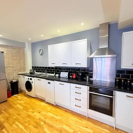The Loft Sleeps 6 With Free Offstreet Parking