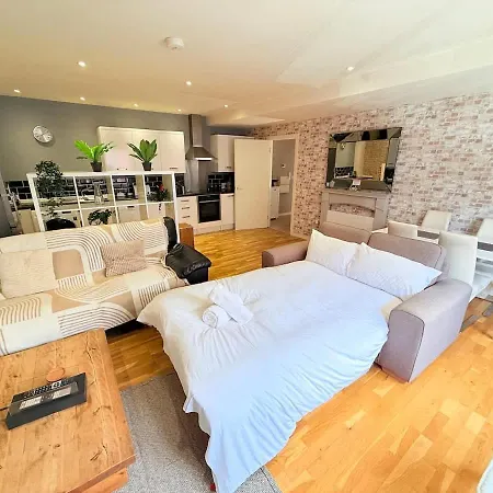 The Loft Sleeps 6 With Free Offstreet Parking Apartment Bristol