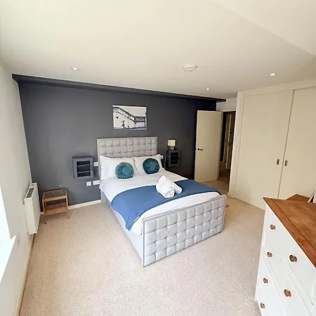 The Loft Sleeps 6 With Free Offstreet Parking Bristol